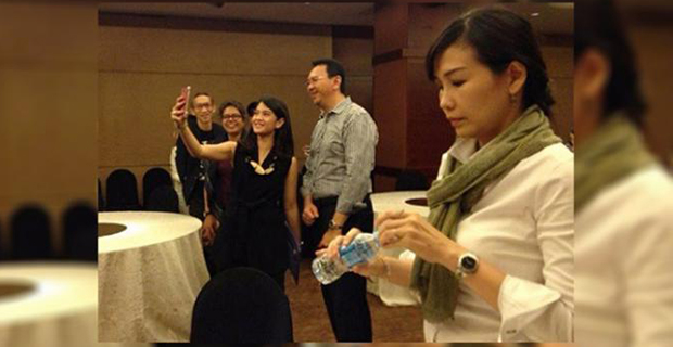 Ekspresi Veronica Tan Saat Ahok Selfie dengan Dian Sastro