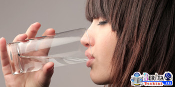 Minum Air Putih Ternyata Bisa Menghilangkan Lingkaran Hitam di bawah Mata