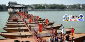 Perahu Terapung Membentuk Jembatan Jadi Destinasi Mengagumkan di China