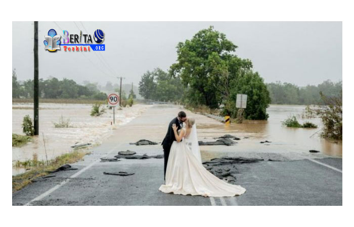 Terjebak Banjir di Hari Pernikahan, Pengantin Ini Dijemput Pakai Helikopter
